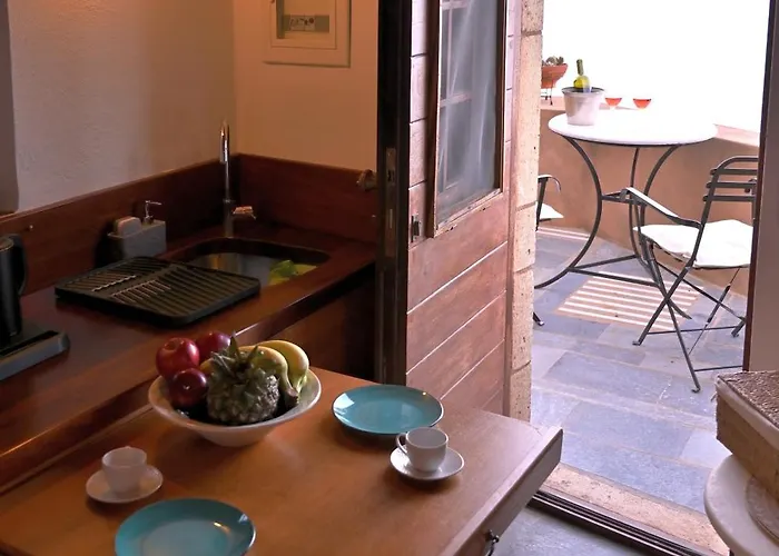 מלון Monolithos מונמבאסיה