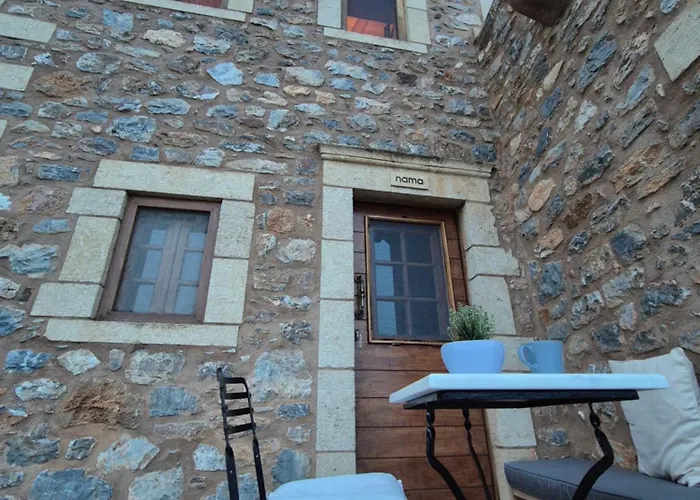 מלון Monolithos מונמבאסיה