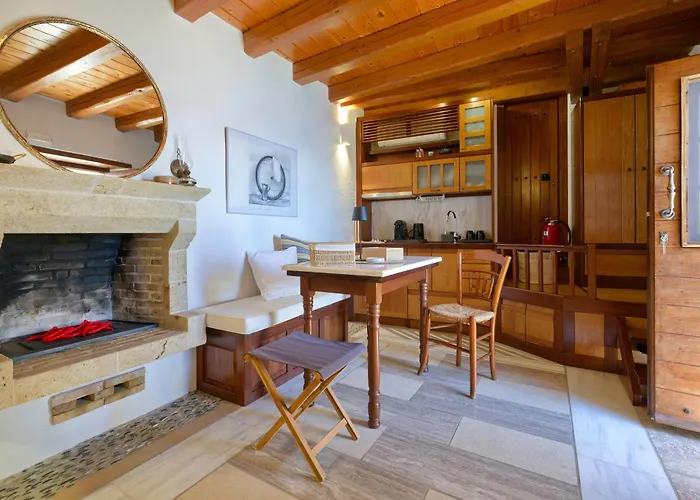 Отель Monolithos 3*