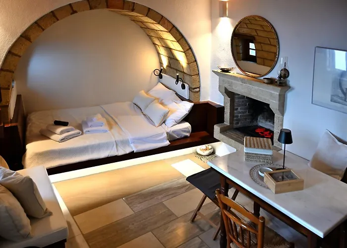 מלון Monolithos מונמבאסיה