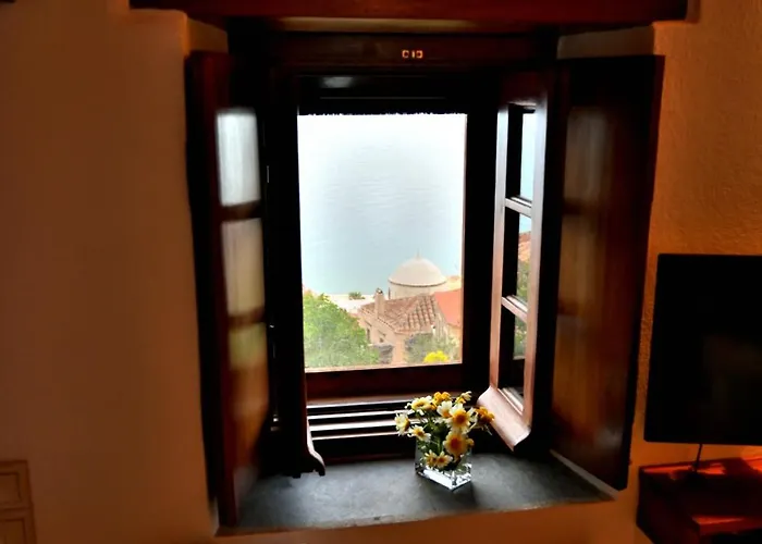 Отель Monolithos 3*