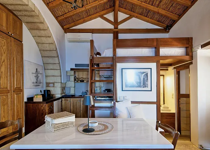 מלון Monolithos 3*