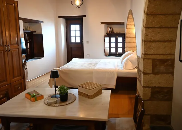 Monolithos מונמבאסיה