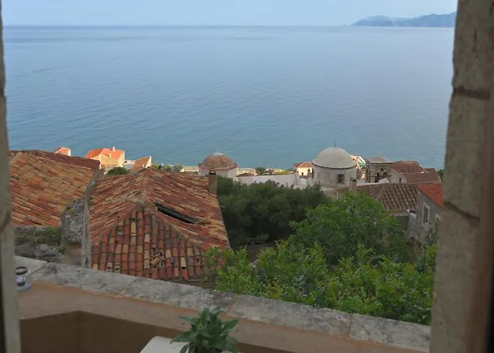 מלון Monolithos מונמבאסיה