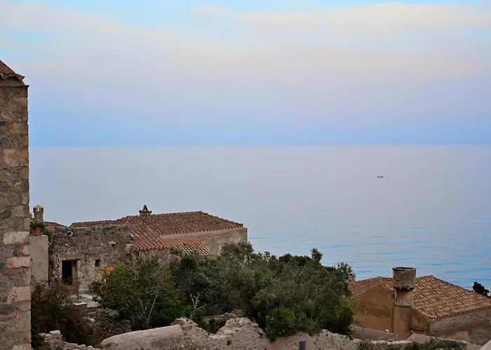 מלון Monolithos מונמבאסיה