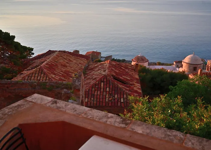 Monolithos מונמבאסיה